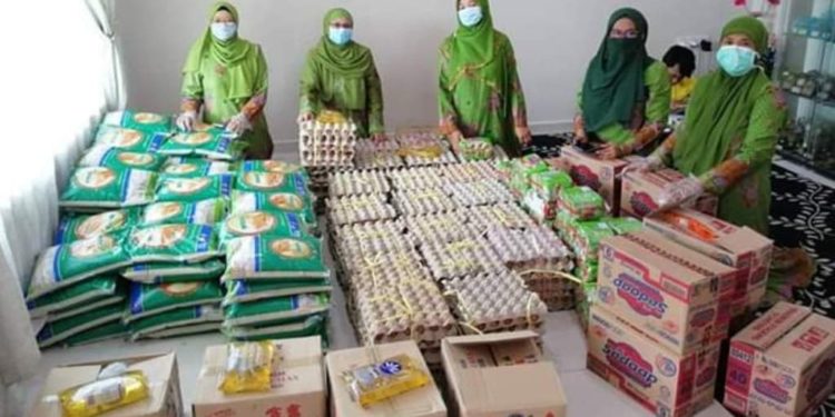 PCI Muslimat NU Malaysia Bekerjasama dengan Banom NU Salurkan Ribuan Paket Beras