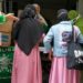 PCI Muslimat NU Hongkong Cegah COVID -19 Dengan Bagikan Masker dan Sterilisasi Masjid