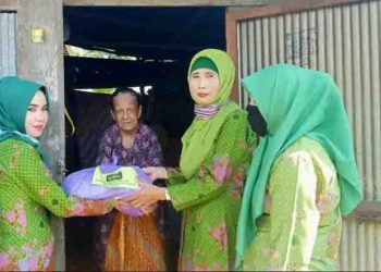 PC Muslimat NU Pulang Pisau Bagi Sembako Kepada Fakir Miskin