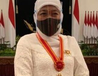 Ibu Khofifah Indar Parawansa Terima Anugerah Bintang Mahaputra Utama