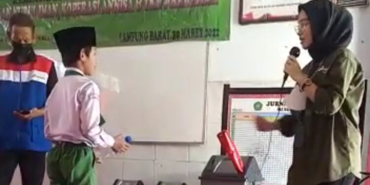 Praktik Sampah Terpilah untuk Anak, kerjasama Bank Sampah PP Muslimat NU dengan kelompok binaan