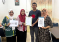 Dukung Kampanye Wajib Halal Oktober 2026, Muslimat NU Kalbar Serahkan Sertifikat Halal