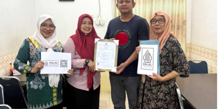 Dukung Kampanye Wajib Halal Oktober 2026, Muslimat NU Kalbar Serahkan Sertifikat Halal