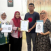 Dukung Kampanye Wajib Halal Oktober 2026, Muslimat NU Kalbar Serahkan Sertifikat Halal